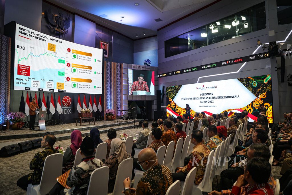 Suasana seremoni penutupan perdagangan Bursa Efek Indonesia (BEI) tahun 2023 di Gedung BEI, Jakarta, Jumat (29/12/2023). Indeks Harga Saham Gabungan melemah 0,43 persen ke level 7.272,797 saat ditutup pada hari terakhir perdagangan BEI tahun 2023.  