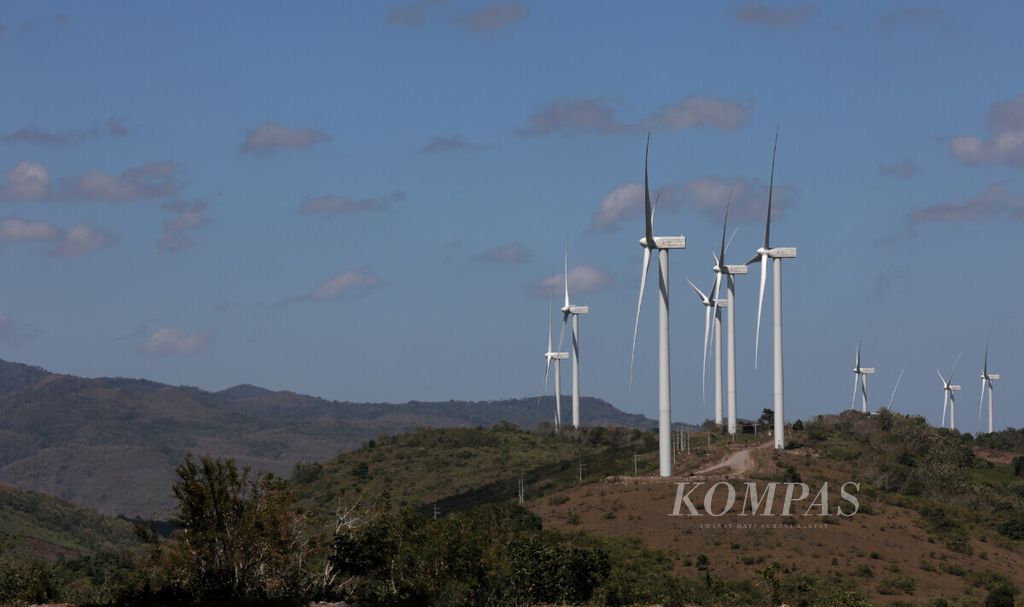 Sejumlah turbin Pembangkit Listrik Tenaga Bayu Sidrap terlihat di salah satu dari tiga bukit di Desa Mattirosi dan Desa Lainungan, Kecamatan Watang Pulu, Kabupaten Sidenreng Rappang, Sulawesi Selatan, Senin (22/7/2019).