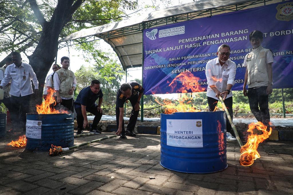 Pemusnahan barang impor ilegal secara simbolis oleh Menteri Perdagangan Zulkifli Hasan (kanan) di Kawasan Industri Keroncong, Kota Tangerang, Banten, Jumat (9/6/2023). 