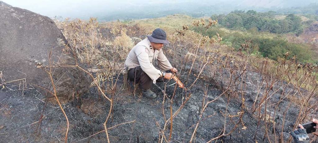 Petugas dari Kepolisian Resor Malang, Jawa Timur, tengah menyelidiki penyebab kebakaran lahan di lereng Gunung Arjuno, Rabu (30/8/2023).