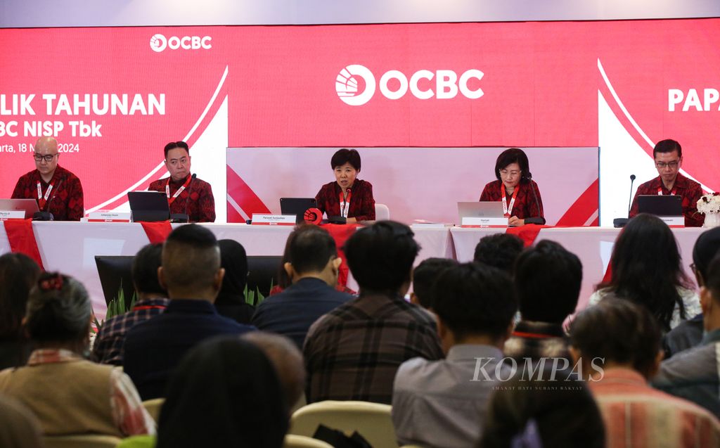 Presiden Direktur Bank OCBC Parwati Surjaudaja (tengah) beserta jajaranya menyampaikan hasil Paparan Publik Rapat Umum Pemegang Saham Tahunan (RUPST) PT Bank OCBC NISP Tbk di Jakarta, Senin (18/3/2024).