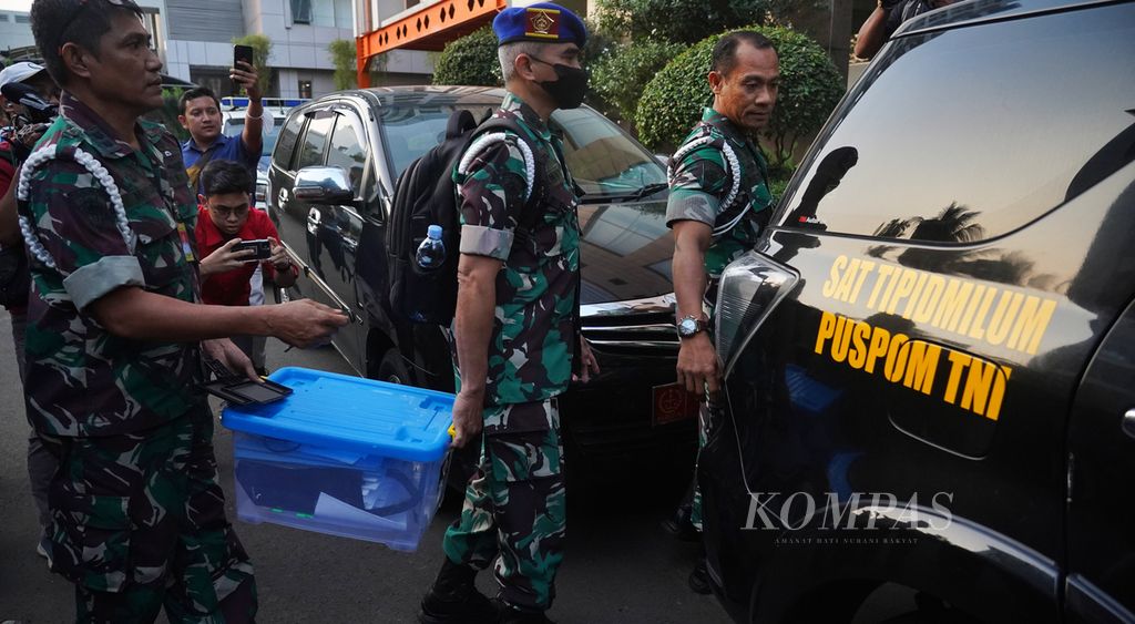 Para petugas Pusat Polisi Militer (Puspom) TNI membawa sejumlah dokumen yang dimuat dalam kotak plastik setelah bersama penyidik KPK melakukan penggeledahan di gedung Kantor Basarnas, Kemayoran, Jakarta, Jumat (4/8/2023).