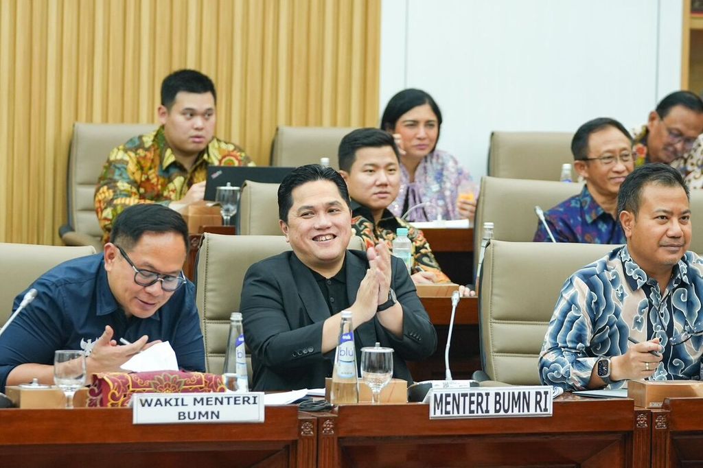 Menteri BUMN Erick Thohir saat hadir dalam dalam rapat dengar pendapat Komisi VI DPR RI di Jakarta, Rabu (10/7/2024) malam. Ia menyebut surplus lebih dari Rp 68 triliun antara jumlah dividen yang disetor ke kas negara dan PMN dalam lima tahun terakhir menunjukkan PMN sudah tak lagi bersumber dari utang negara. 