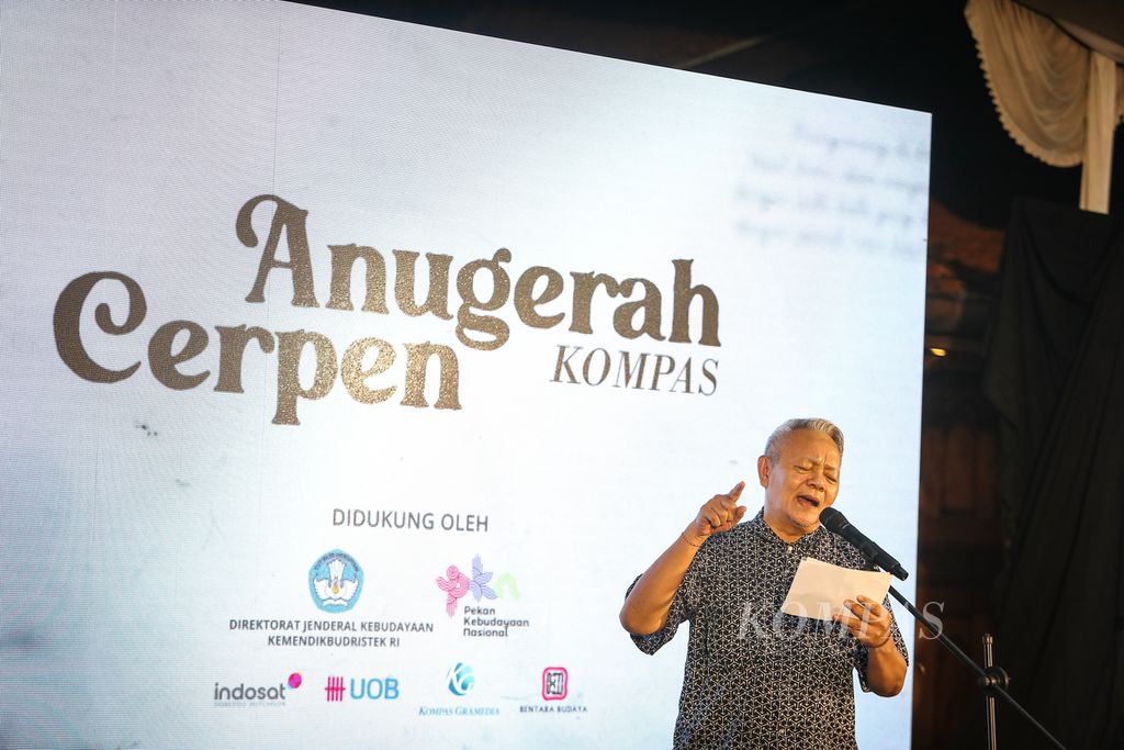 Sastrawan Noorca M Massardi membacakan cerpen dalam Malam Anugerah Cerpen <i>Kompas</i> di Bentara Budaya Jakarta, Jumat (27/10/2023). 