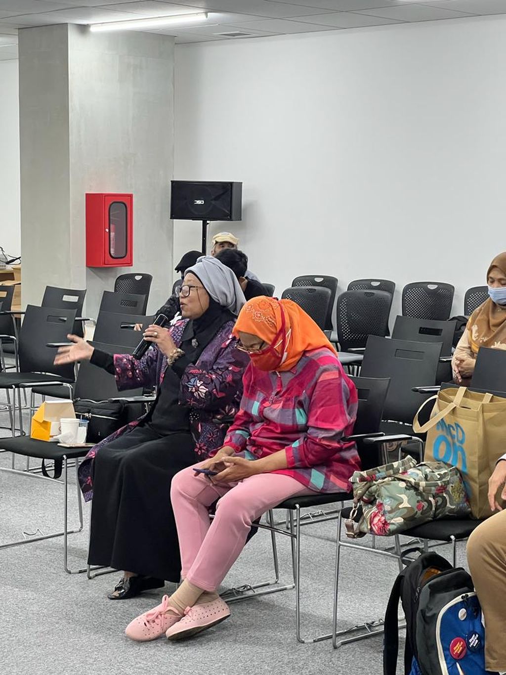 Putri Tabrani, Amie Primarni hadir dan berbicara dalam diskusi Forum Bahasa Media Massa (FBMM) di aula Pusat Dokumentasi Sastra HB Jassin, Taman Ismail Marzuki, Jakarta, Jumat (5/8/2022).
