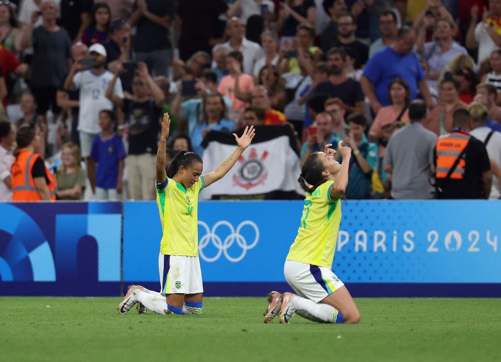 Para pemain Brasil merayakan kemenangan atas Spanyol pada semifinal sepak bola putri Olimpiade Paris 2024 di Stadion Marseille, Marseille, Paris, Perancis, Rabu (7/8/2024) dini hari WIB. Brasil menang 4-2 dan lolos ke final.