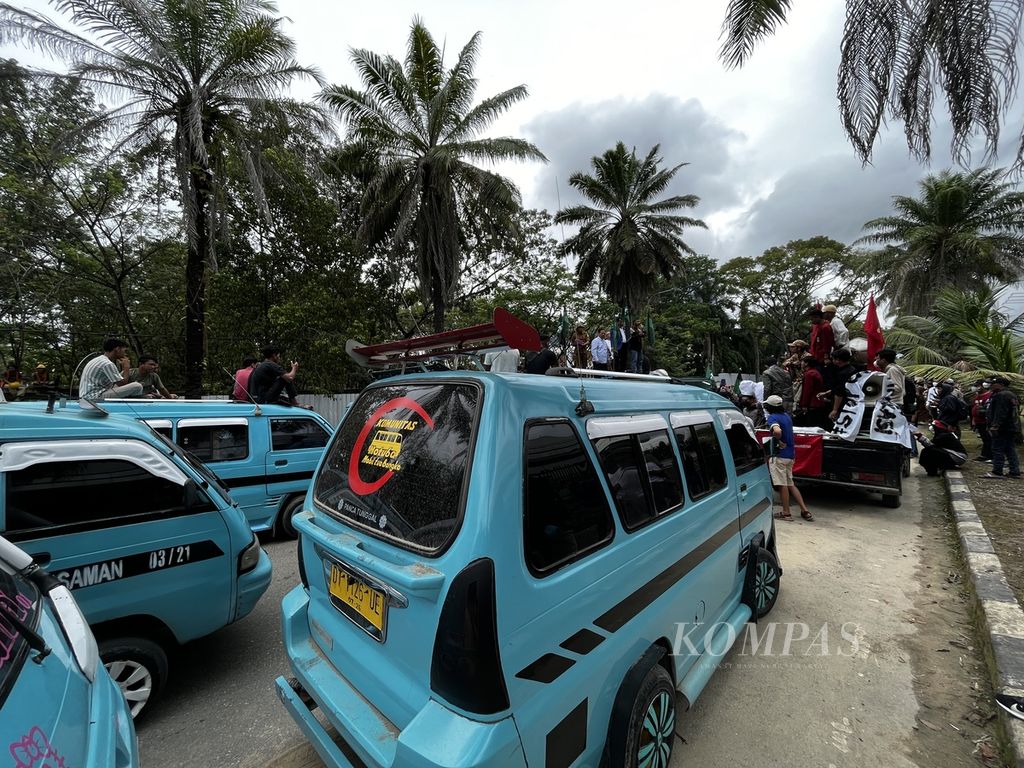 Hundreds of city transportation drivers and students took action against the government's decision to increase subsidized fuel prices, at the Southeast Sulawesi DPRD, in Kendari, Monday (5/9/2022). They demanded that the government cancel the price increase because it had a direct impact on the lower class..