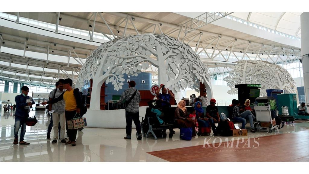 Calon penumpang memasuki terminal keberangkatan Bandara Internasional Jawa Barat Kertajati di Kabupaten Majalengka, Senin (1/7/2019). 