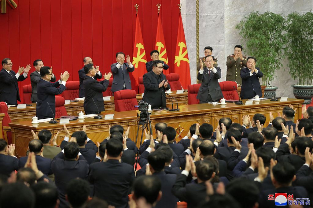 Gambar tak bertanggal yang dirilis kantor berita Korea Utara, KCNA, pada 25 Januari 2024 ini menunjukkan pemimpin Korea Utara Kim Jong Un (tengah) pada Pertemuan Pembesaran Politbiro ke-19 dari Komite Sentral Kedelapan Partai Pekerja Korea yang diadakan pada 23-24 Januari di Gunung Myohyang. 