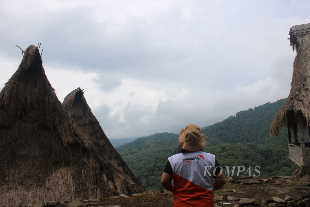 Seorang sukarelawan dari Wahana Visi Indonesia menikmati keindahan kampung adat Saga di Desa Saga, Kecamatan Detusoko, Kabupaten Ende, Nusa Tenggara Timur, Rabu (20/3/2024) petang.