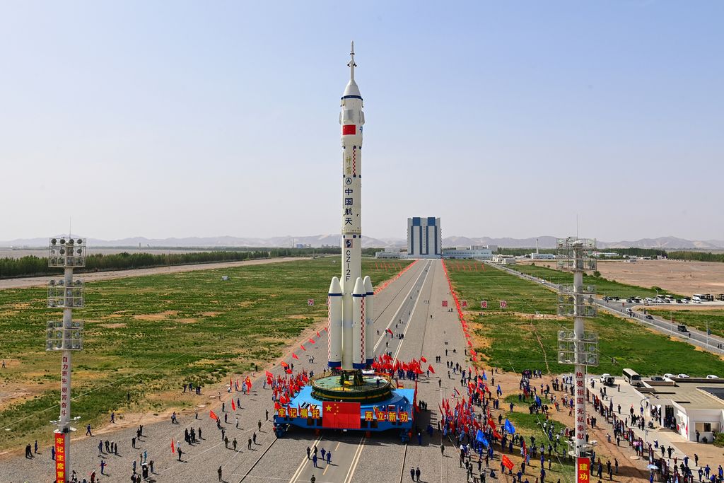 Foto pada 22 Mei 2023 ini memperlihatkan roket Long March-2F, yang membawa pesawat luar angkasa Shenzhou-16, saat diangkut ke Pusat Peluncuran Satelit Jiuquan, Provinsi Gansu, China barat laut. China merupakan salah satu negara terdepan soal intelijen antariksa. Kemampuan itu mencemaskan Amerika Serikat.