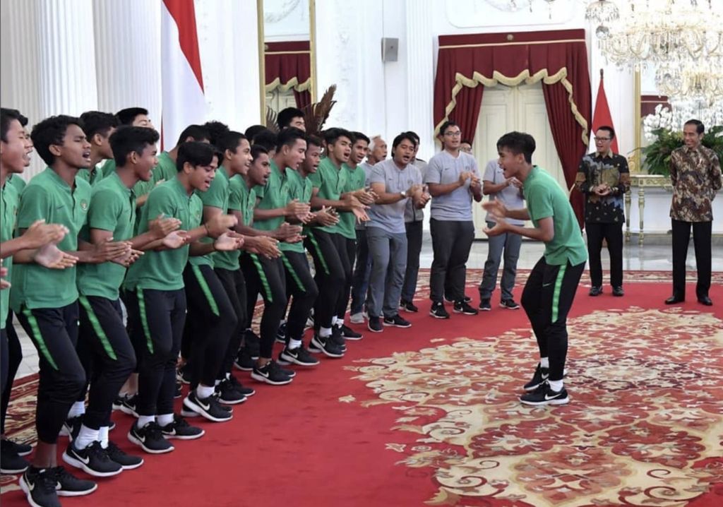 Tim sepak bola Indonesia U-16 yang menjadi juara Piala AFF U-16 2018 dan mengikuti kompetisi Piala AFC U-16 diterima Presiden Joko Widodo di Istana Merdeka, Jakarta, Kamis (4/10/2018) sore. Di ruang dalam istana, mereka meneriakkan yel-yel "Indonesia juara" dan menyanyikan lagu "Garuda di Dadaku" dengan penuh semangat.