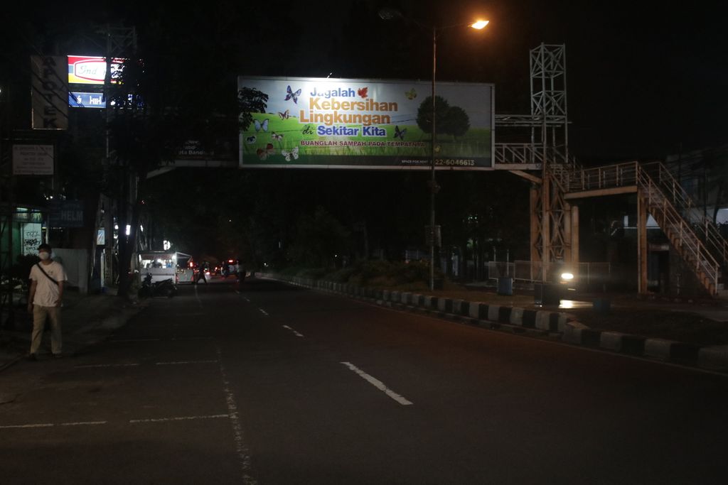 Suasana sebagian Jalan Dago, Kota Bandung, Jawa Barat, Rabu (12/1/2022) malam. Beberapa titik tidak diterangi lampu penerangan jalan sehingga menghkawatirkan sebagian masyarakat yang melintas.