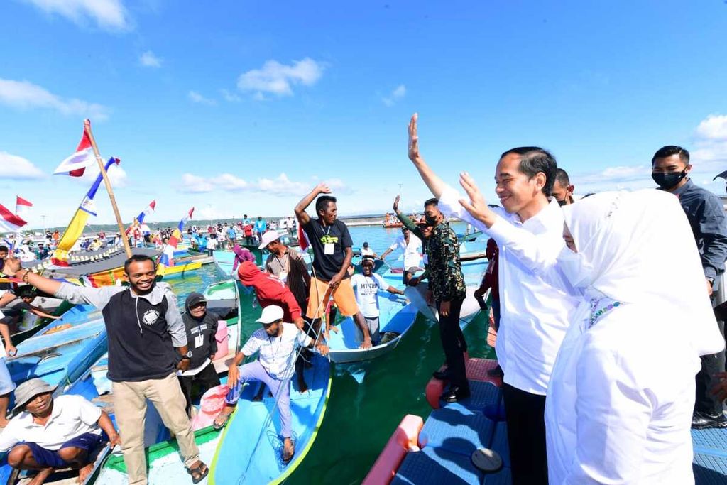 Presiden Joko Widodo beserta Ibu Negara Ny Iriana Joko Widodo menyapa nelayan Wakatobi, Sulawesi Tenggara, sebelum pembukaan Pertemuan Puncak Gugus Tugas Reforma Agraria, Kamis (9/6/2022).
