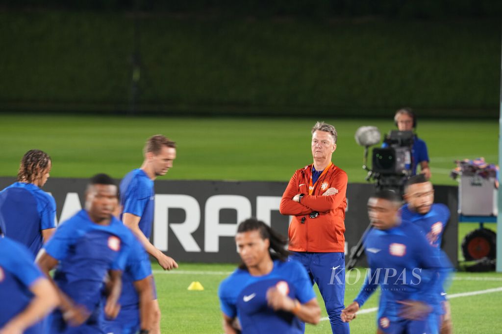 Pelatih Belanda Louis van Gaal memimpin latihan pemain Belanda di lapangan Qatar University (8/12/2022). Belanda akan menghadapi Argentina di babak perempat final Piala Dunia 2022.