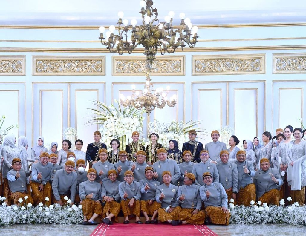 Anggota Kabinet Indonesia Maju turut berfoto bersama dalam rangkaian acara <i>ngunduh mantu</i> yang digelar keluarga Presiden Joko Widodo pada acara jamuan khusus pernikahan atau <i>tasyakuran walimatul ursy</i> yang digelar di Pura Mangkunegaran, Minggu (11/12/2022).