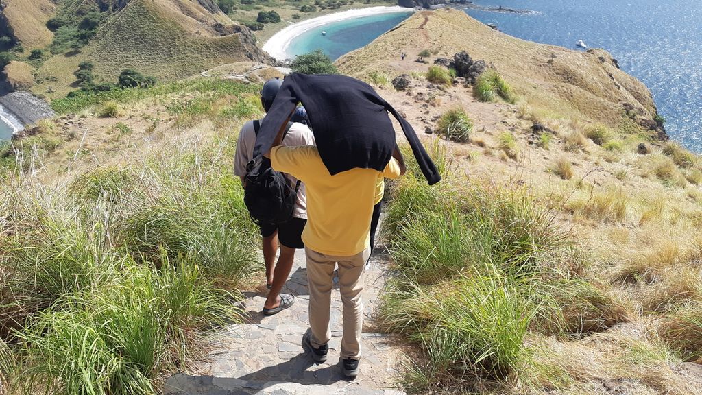 Wisatawan meninggalkan puncak Pulau Padar, Kabupaten Manggarai Barat, NTT, pada Jumat (24/6/2022). Rute dari pesisir ke puncak sejauh 500 meter.