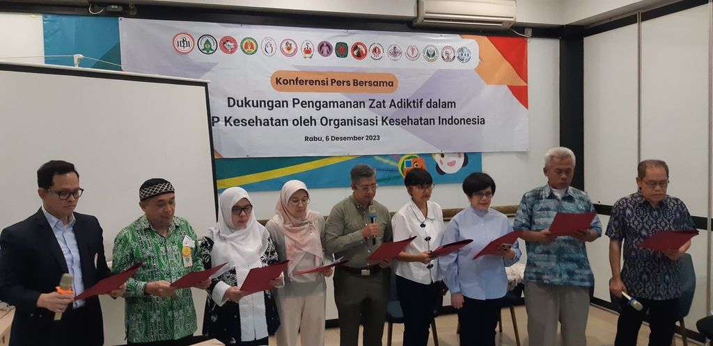 Sejumlah perwakilan organisasi kesehatan yang terdiri dari pegiat kesehatan masyarakat dan organisasi profesi kesehatan menyampaikan deklarasi dukungan terkait pengendalian zat adiktif di Indonesia di kantor Pengurus Pusat Ikatan Dokter Anak Indonesia (IDAI), Jakarta, Rabu (6/12/2023).