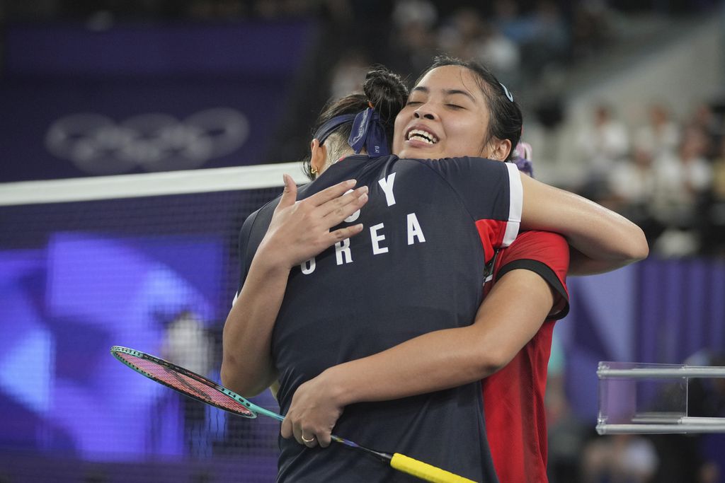 Pebulu tangkis tunggal putri Indonesia, Gregoria Mariska Tunjung (kanan), berpelukan dengan pebulu tangkis Korea Selatan, An Se-young, seusai semifinal bulu tangkis putri Olimpiade Paris 2024 di Porte De La Chapella Arena, Paris, Perancis, Minggu (4/8/2024). 