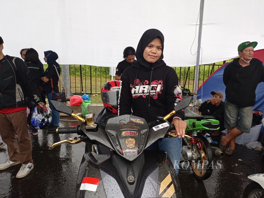 Dede Sumarni (29) salah satu pebalap perempuan dalam Fastron Enduro Street Race Polda Metro Jaya-BSD di Jalan Gipti BSD Grand Boulevard, Kabupaten Tangerang, Jumat (22/4/2022).