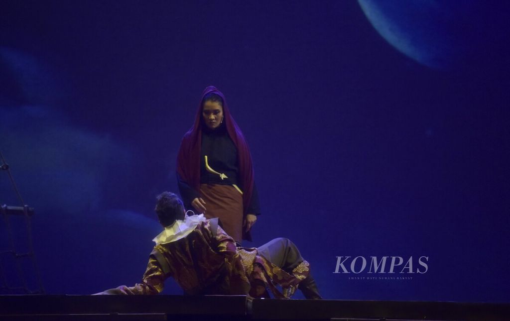 Salah satu adegan dalam pementasan teaterl <i>Jalasena Laksamana Malahayati</i> yang berlangsung di Graha Bhakti Budaya, Taman Ismail Marzuki, Jakarta, Kamis (8/9/2023). 