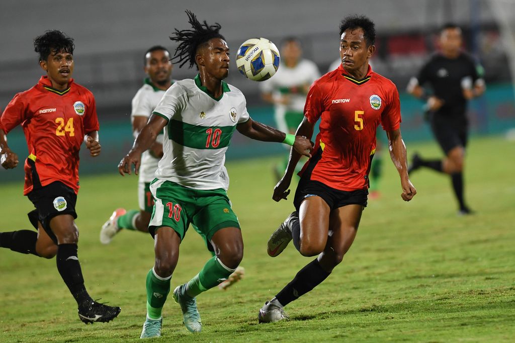 Pemain Timnas Indonesia Ronaldo Kwateh (kedua kiri) berebut bola dengan pemain Timnas Timor Leste Tomas Sarmento dalam pertandingan sepak bola Leg 2 FIFA Matchday di Stadion I Wayan Dipta, Gianyar Bali, Minggu (30/1/2022). 