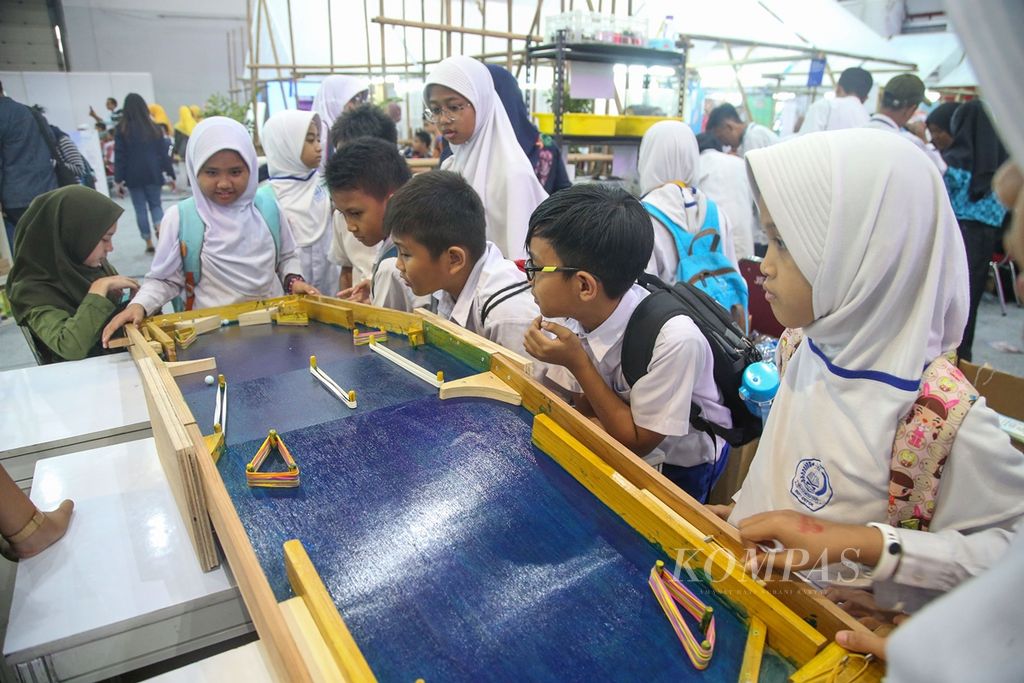 Para siswa bermain permainan tradisional dalam Orbit Habibie Festival di JIExpo, Kemayoran, Jakarta, Kamis (17/10/2019). Festival ini bertujuan memberi ruang inovasi kepada generasi muda untuk berkreasi, berkarya, dan berinovasi.  