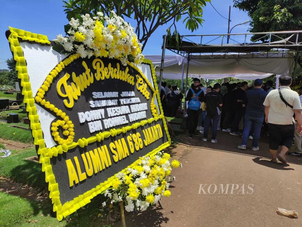 Karangan bunga untuk mengungkapkan dukacita atas kepergian Donny Kesuma diletakkan di dekat makam pesohor tersebut di Jakarta, Rabu (20/3/2024).