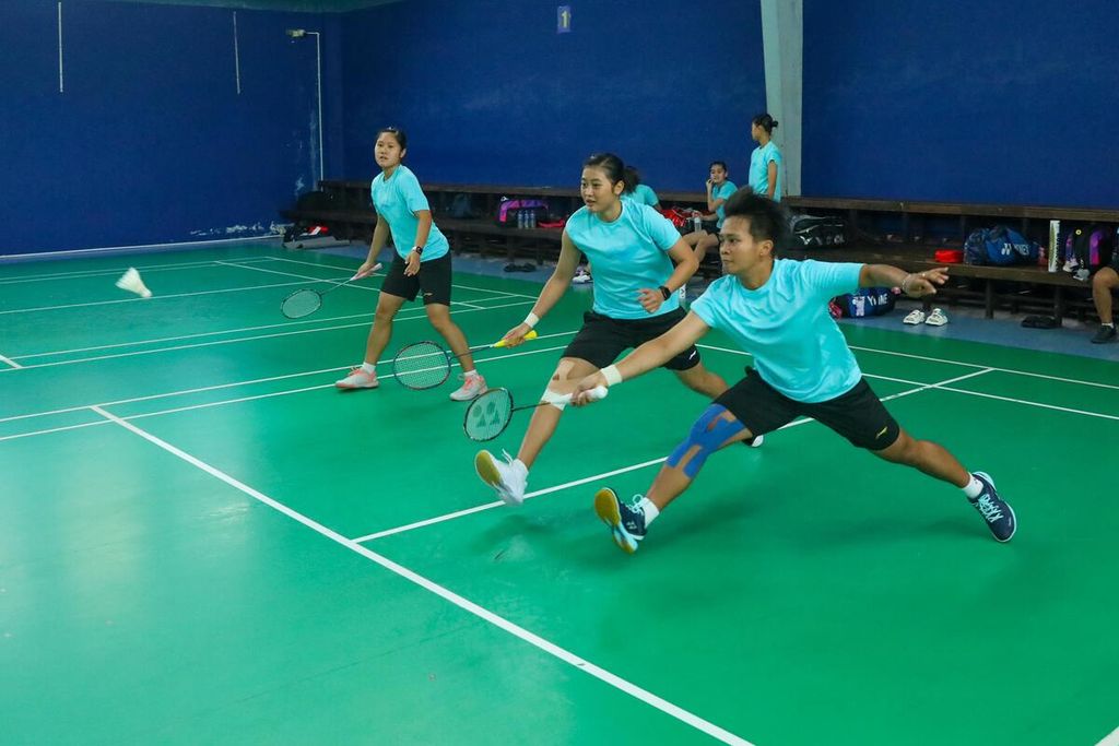 Pemain-pemain ganda putri Indonesia berlatih di Selangor, Malaysia, Rabu (14/2/2024). Mereka mempersiapkan diri untuk melawan Hong Kong pada penyisihan Grup X Kejuaraan Asia Bulu Tangkis Beregu.