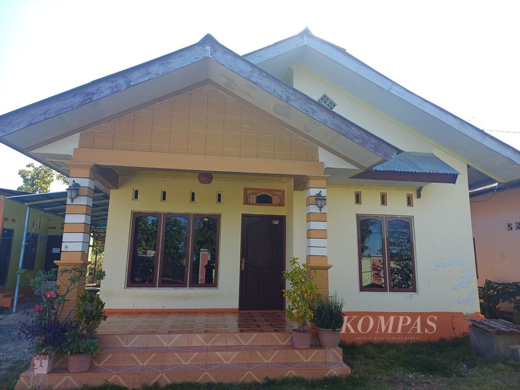 Rumah milik Agus Kire seluas 9 meter x 12 meter, dengah halaman rumah seluas 200 meter persegi di Kelurahan Liliba, Kota Kupang, Selasa (4/7/2023).
