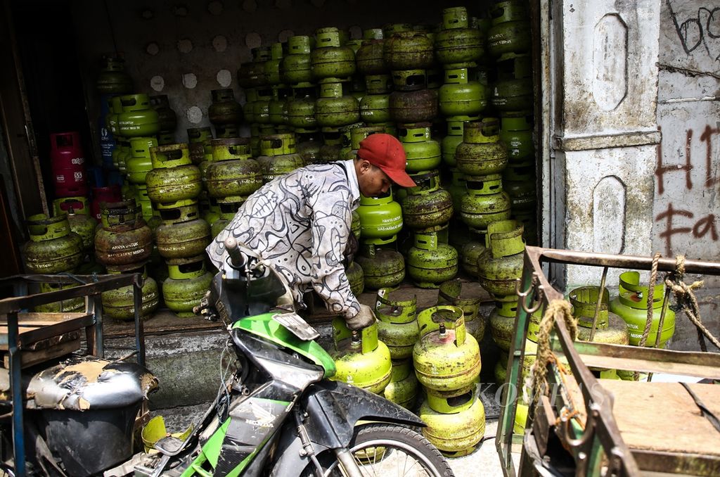 Pedagang menata tabung elpiji subsidi 3 kilogram kosong di pangkalan elpiji di kawasan Karet Tengsin, Jakarta Pusat, Senin (9/12/2019). 