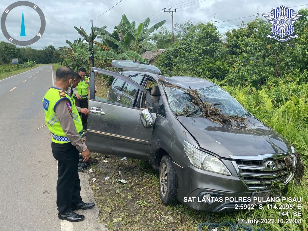 Kondisi mobil setelah korban dikeluarkan dan mobil berhasil ditarik keluar dari kanal rawa dalam peristiwa kecelakaan yang menewaskan enam orang meninggal, di Pulang Pisau, Kalteng, Minggu (17/7/2022).