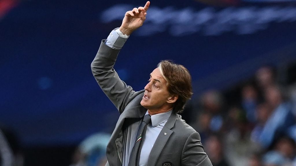 Pelatih Roberto Mancini memberi isyarat kepada pemainnya dari pinggir lapangan saat menghadapi Argentina, Juni 2022 lalu. Saat itu, ia menangani timnas sepak bola Italia.