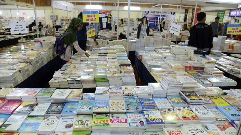 Warga mengunjungi stan dari sejumlah penerbit buku yang mengikuti pameran di Gedung Prof Sudhiarto, Pleburan, Kota Semarang, Jawa Tengah, Jumat (2/11/2018).  