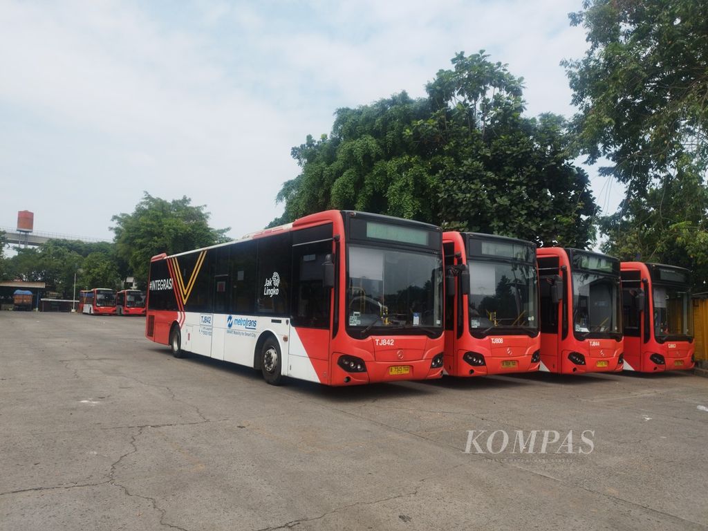 Sejumlah bus terparkir di Pool Transjakarta Kampung Rambutan, Jakarta Timur, Jumat (30/8/2024). Lokasi tersbut menurut rencana akan dijadikan kantong parkir 100 bus pengantar umat misa akbar Paus Fransiskus di Gelora Bung Karno pada 5 September 2024.