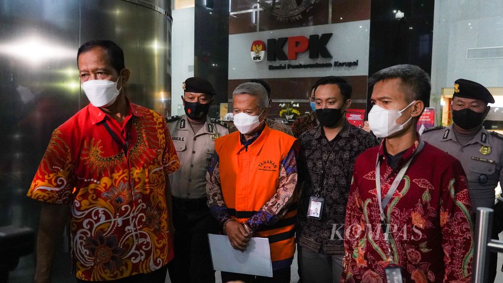 Hakim Agung Sudrajad Dimyati (tengah) mengenakan rompi oranye dan digiring menuju mobil tahanan setelah menjalani pemeriksaan di Komisi Pemberantasan Korupsi (KPK), Jakarta, Jumat (23/9/2022). 