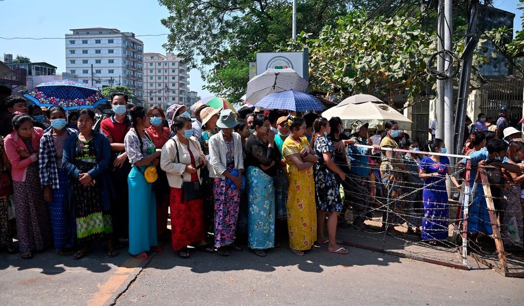 Sejumlah warga menunggu kerabat mereka yang dipenjara di depan penjara Insein di Yangon, Myanmar,  Sabtu (12/2/2022). 