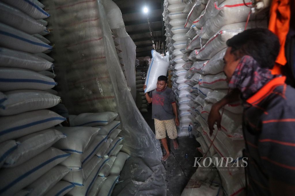 Buruh mengangkut karung beras di Pasar Induk Beras Cipinang, Jakarta, Kamis (11/3/2021). Pemerintah memutuskan bakal mengimpor 1 juta ton beras pada tahun ini untuk menjaga stok beras pemerintah. 