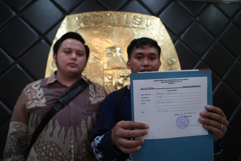 Pengacara yang mewakili sejumlah anggota Komisi Pemilihan Umum (KPU) provinsi dan kota Ibnu Syamsu Hidayat (kanan) dan Airlangga Julio mendatangi kantor KPU di Jakarta, Selasa (13/12/2022). Mereka melayangkan teguran (somasi) atas dugaan tindak pidana pemilu, dugaan pelanggaran kode etik dan pedoman perilaku penyelenggara pemilu, dugaan malaadministrasi dan/atau dugaan tindak pidana lainnya termasuk pengancaman yang dilakukan oleh anggota KPU dan/atau pejabat KPU RI, anggota KPU provinsi, dan/atau KPU kabupaten/kota. Pada Minggu (11/12/2022), masyarakat sipil mengungkap temuan dugaan manipulasi data hasil verifikasi faktual partai politik calon peserta Pemilu 2024 di Sulawesi Selatan.