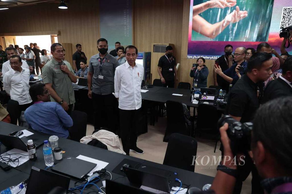 Presiden Joko Widodo meninjau pusat media Konferensi Tingkat Tinggi Ke-42 ASEAN yang berlokasi di Hotel Bintang Flores, Labuan Bajo, Kabupaten Manggarai Barat, Provinsi Nusa Tenggara Timur, Selasa (9/5/2023).