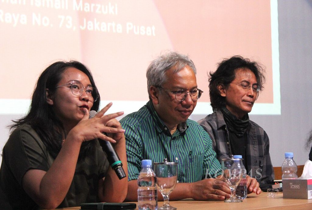 Ketua Dewan Kesenian Jakarta (DKJ) Danton Sihombing (tengah) menghadiri konferensi pers Musyawarah Kesenian Jakarta (MKJ) di Taman Ismail Marzuki (TIM), Selasa (25/10/2022). MKJ akan digelar di TIM pada 1 November 2022.