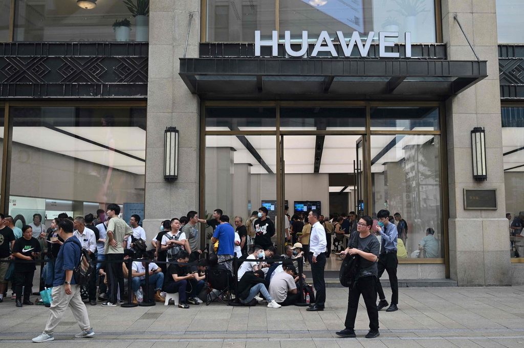 Warga mengantre selama berjam-jam di luar toko Huawei di Shanghai, China, 25 September 2023, untuk membeli telepon pintar terbaru buatan Huawei saat itu, Mate 60 Pro. 