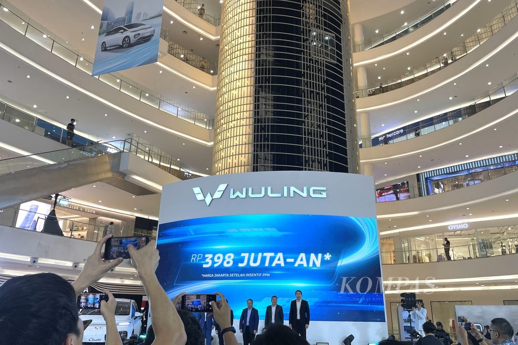 Wuling Motors meluncurkan sekaligus mengumumkan harga jual model Cloud EV di Atrium Senayan City, Jakarta Pusat, Rabu (15/5/2024).