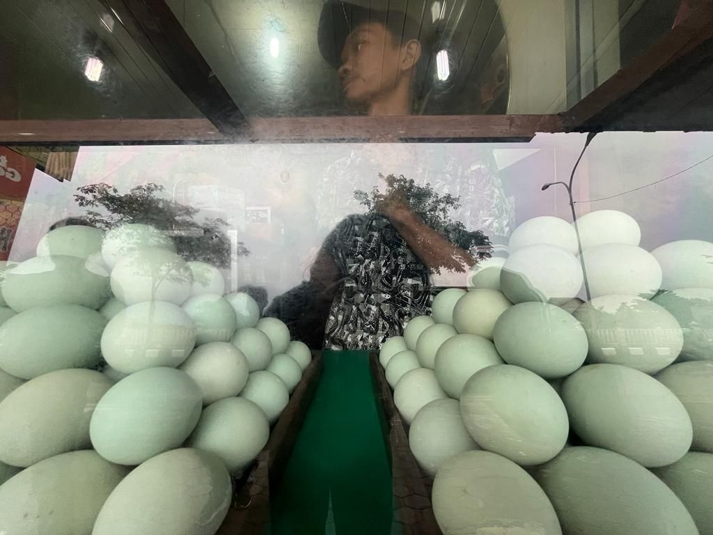 Pedagang oleh-oleh menata telur asin di Kecamatan Wanasari, Kabupaten Brebes, Jawa Tengah, Kamis (21/4/2022). Menjelang arus mudik, para pedagang oleh-oleh menyiapkan penambahan telur, jumlah karyawan, serta memperpanjang jam kerja.
