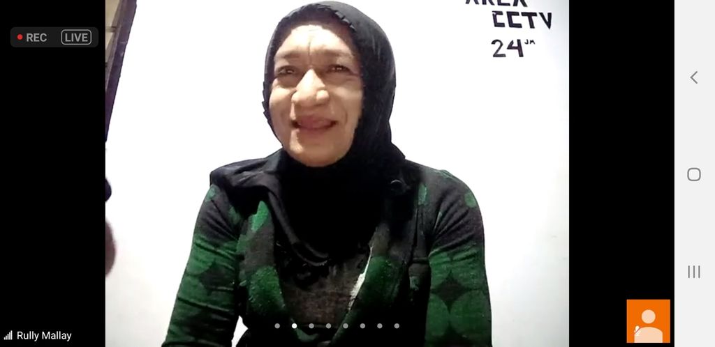 One of the activists of the Yogyakarta Al Fatah Transgender Islamic Boarding School, Rully Mallay, speaks during an online discussion on Zakat for Dhuafa Transwomen, Friday (8/5/2021).
