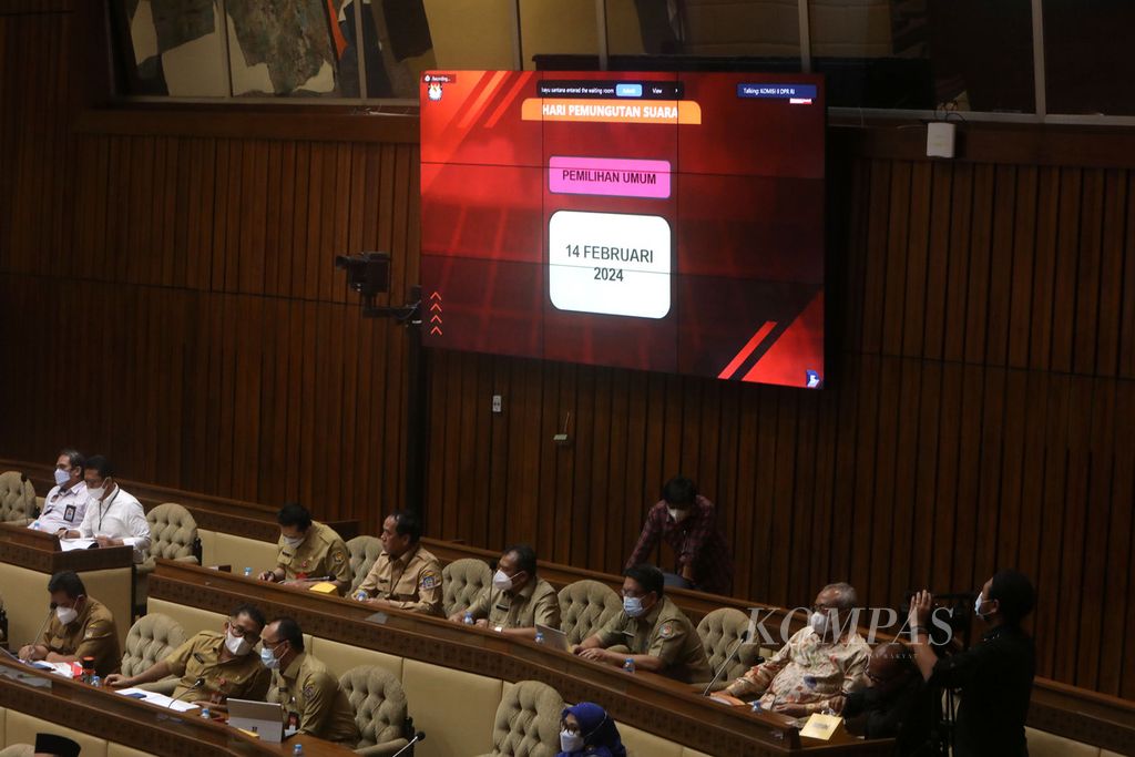 Tahapan Pemilu 2024 dipaparkan Ketua KPU Ilham Saputra saat rapat dengan Komisi II DPR membahas penetapan jadwal pemilu serentak tahun 2024 di Kompleks Gedung Parlemen, Senayan, Jakarta, Senin (24/1/2022). Pada rapat tersebut, DPR, KPU, dan pemerintah menyepakati Pemilu 2024 digelar pada 14 Februari 2024. 