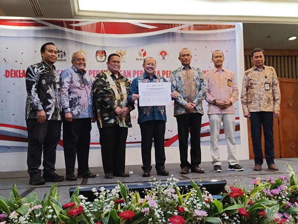 Ketua Komisi Yudisial Amzulian Rifai memperlihatkan dokumen ”Deklarasi Pengawasan Persidangan Pemilu dan Pilkada untuk Peradilan yang Jujur dan Adil” di Jakarta, Rabu (17/1/2024). 