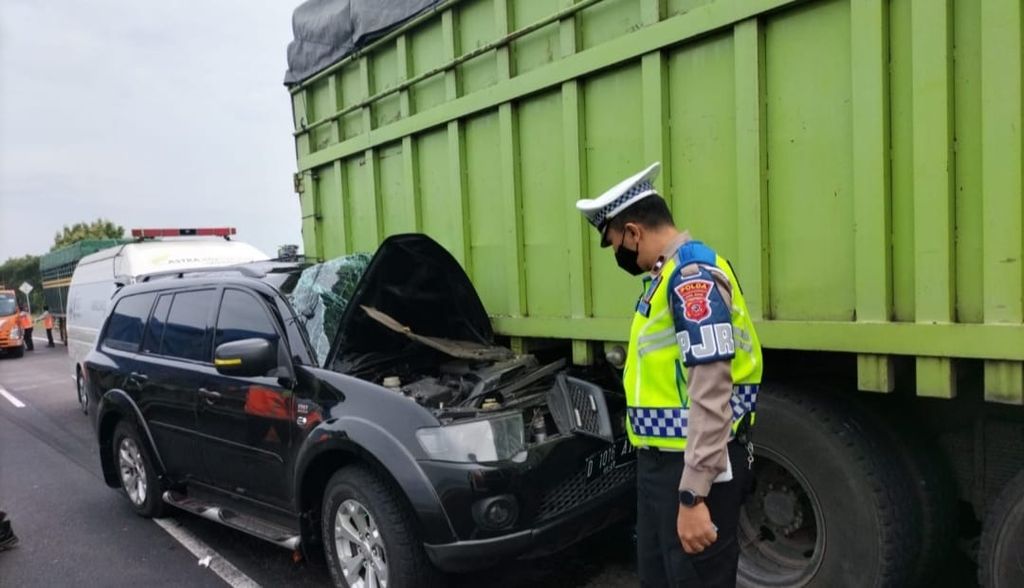 Polisi mengecek kendaraan yang terlibat kecelakaan di Jalan Tol Cikopo-Palimanan, Kilometer 119+600, Desa Padaasih, Kecamatan Cibogo, Kabupaten Subang, Jawa Barat, Jumat (25/11). Kepala Badan Kepegawaian Daerah Jabar Yerry Yanuar menjadi korban dalam kejadian itu.