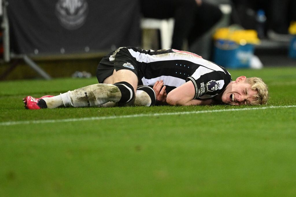 Gelandang Newcastle United, Anthony Gordon, mengalami cedera saat pertandingan Liga Inggris antara Newcastle United dan Manchester City di Stadion St James Park, Sabtu (13/1/2024). 