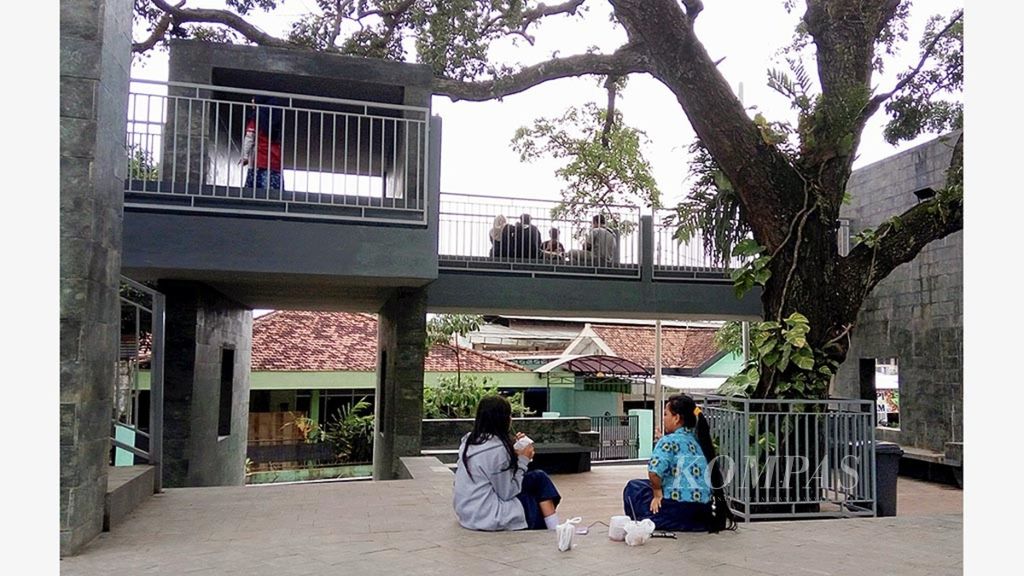 Beberapa siswa sekolah tengah menikmati suasana Kediri Memorial Park, di Banjaran, Kota Kediri, Jawa Timur, Kamis (26/1). Kediri Memorial Park ini menjadi salah satu ruang publik di Kota Kediri. 